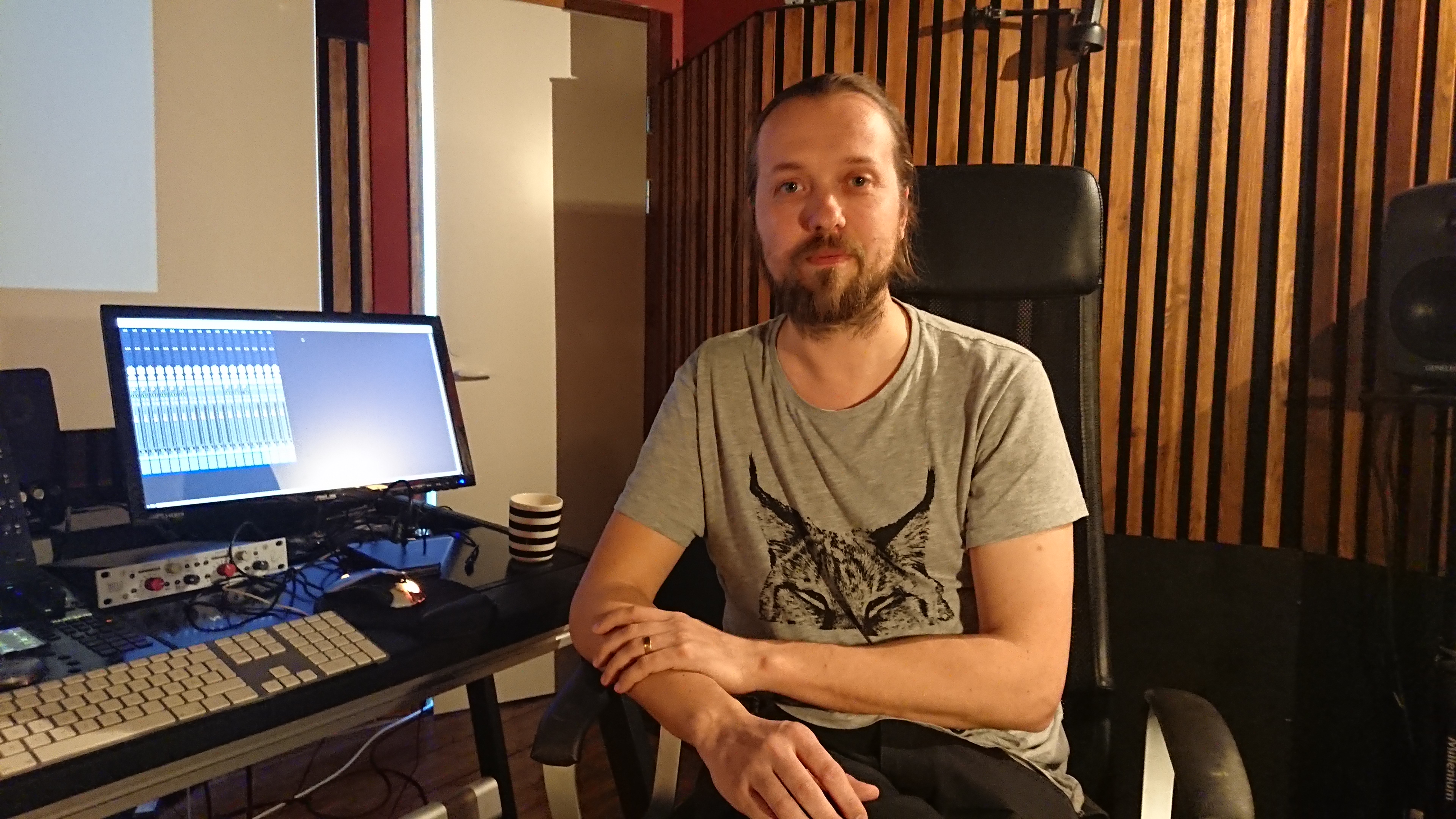 Äänisuunnittelija Pietu Korhonen tietokoneen vierellä työtilassaan