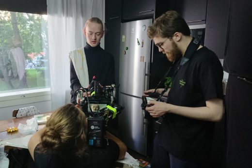 Musiikkivideon ohjaaja Joona Möttö katsoo monitorista, kun näyttelijä Santeri Helinheimo Mäntylää kuvataan